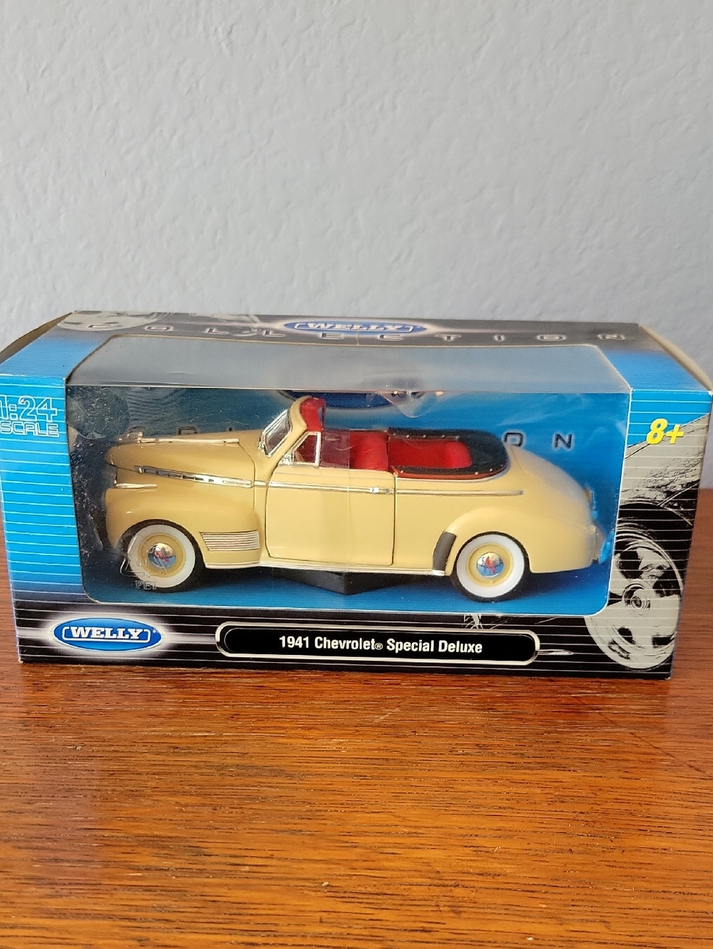 1941 Chevrolet Special Deluxe Die-Cast Convertible By Welly
